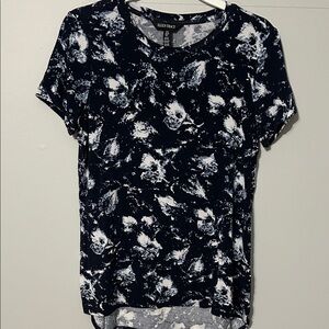 Ellen Tracy Navy and White Short Sleeve Tee. Size small. EUC.